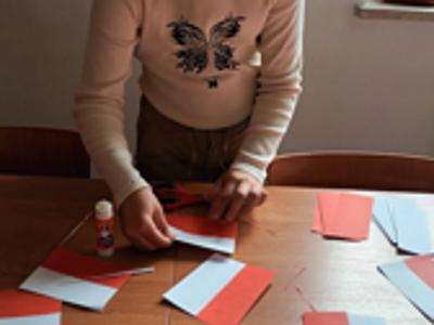 Dzieci przygotowują flagi 