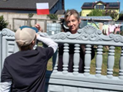 Dzieci rozdaja flagi w Ostrowcu