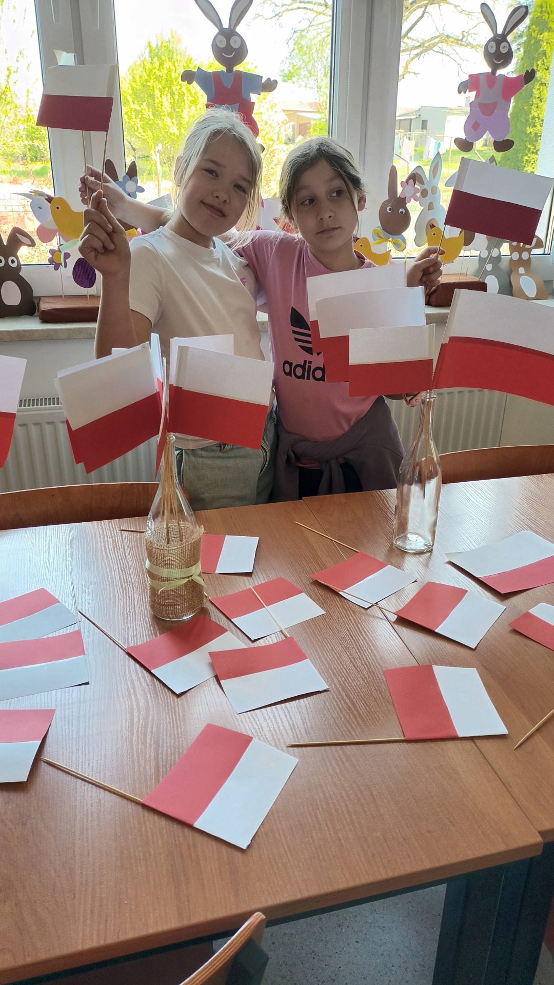Dzieci przygotowują flagi