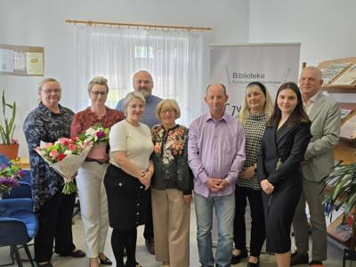Pracownicy bibliotek z przedstawicielami Urzędu Gminy oraz zaproszonymi gośćmi.