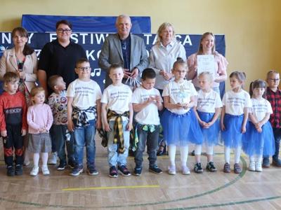 Rozdanie dyplomów i zdjęcia pamiątkowe. 