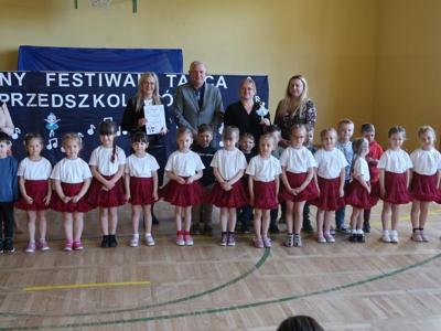 Rozdanie dyplomów i zdjęcia pamiątkowe. 