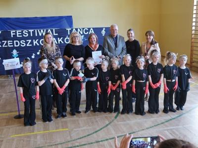 Rozdanie dyplomów i zdjęcia pamiątkowe. 