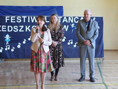 Rozdanie dyplomów i zdjęcia pamiątkowe. 