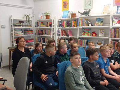 Uczniowie kl. III w trakcie słuchania bibliotekarza opowiadającego o historii książki