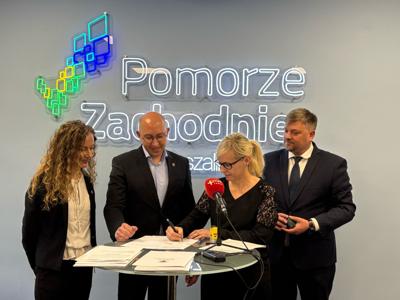 Podpisanie umowy na dofinansowanie realizacji zadania: „Przebudowa dróg wewnętrznych na działkach nr 4/12, 23/4, 11/4, 11/17 w obrębie Malechówko, gmina Malechowo”.