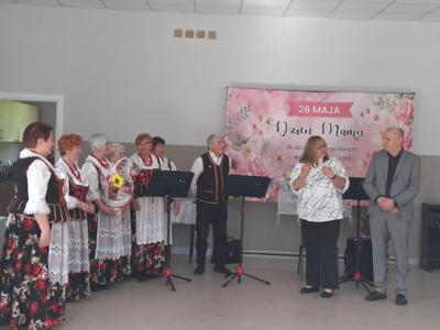 Zespół Ostrowianie wraz z p Agnieszka Czarnuch - Sekretarz Gminy Malechowo oraz p. Tadeusz Chylewskiego - Kierownik  Referatu Oświaty, Kultury i Promocji