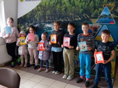 Dzieci z placówki w Sulechowie z gotowymi laurkami dla mam