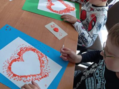  Dzieci z placówki w Sulechowie przygotowujące laurki z okazji Dnia Mamy