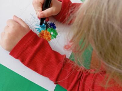  Dzieci z placówki w Sulechowie przygotowujące laurki z okazji Dnia Mamy