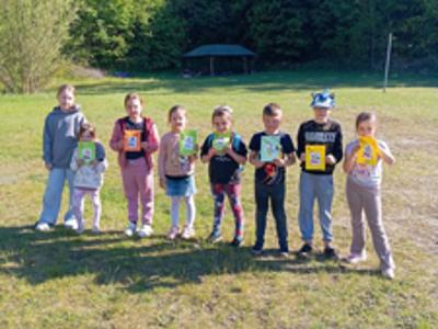 Dzieci z placówki w Sulechowie z gotowymi laurkami dla mam
