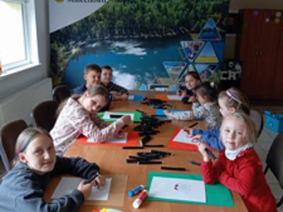  Dzieci z placówki w Sulechowie przygotowujące laurki z okazji Dnia Mamy