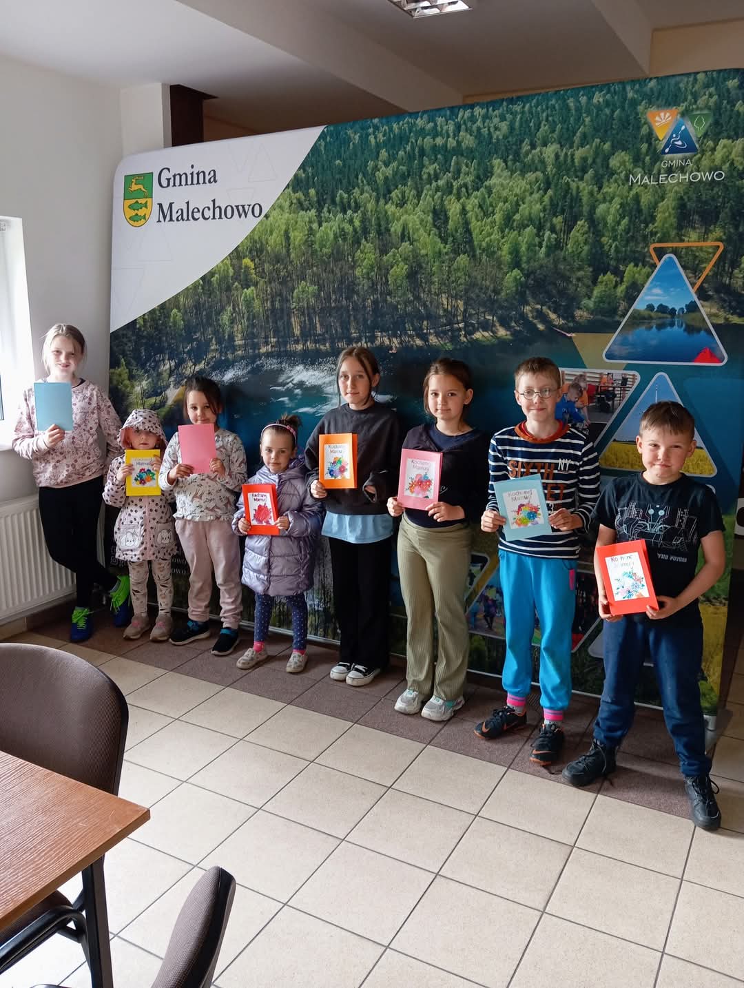  Dzieci z placówki w Sulechowie z gotowymi laurkami dla mam