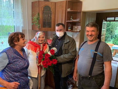 Zdjęcie sto trzyletniej Wandy Jarugi z Zalesia z jej synem i synową oraz wójtem Radosławem Nowakowskim 