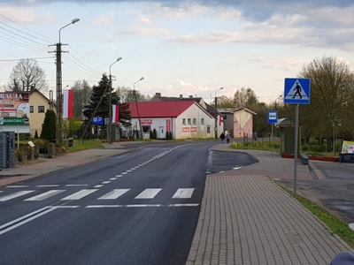 Zdjęcie flag w Malechowie na odcinku drogi krajowej nr 6