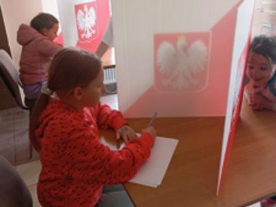 Dzieci z PWD w Sulechowie uczący się demojracji.