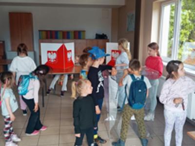 Dzieci z PWD w Sulechowie uczący się demojracji.