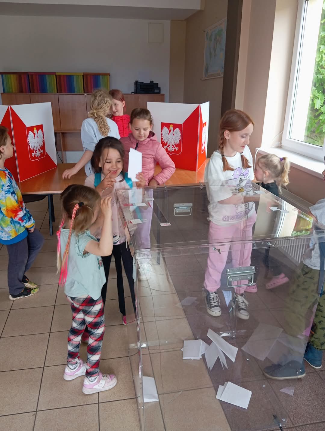 Dzieci z PWD w Sulechowie uczący się demojracji.