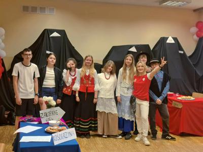 Zdjęcie przedstawia uczniów przebranych w stroje charakterystyczne dla krajów europejskich