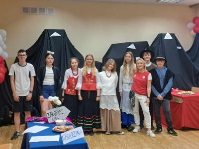 Zdjęcie przedstawia uczniów przebranych w stroje charakterystyczne dla krajów europejskich