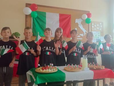 Zdjęcie przedstawia uczniów przebranych w stroje charakterystyczne dla krajów europejskich