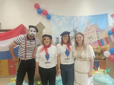 Zdjęcie przedstawia uczniów przebranych w stroje charakterystyczne dla krajów europejskich