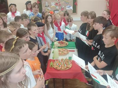 Zdjęcie przedstawia uczniów przebranych w stroje charakterystyczne dla krajów europejskich