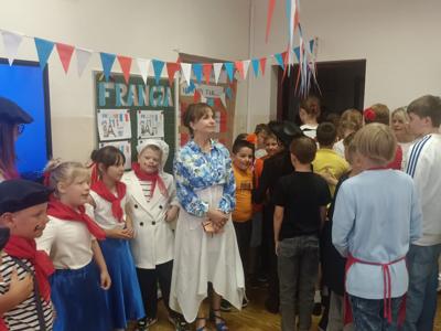 Zdjęcie przedstawia uczniów przebranych w stroje charakterystyczne dla krajów europejskich