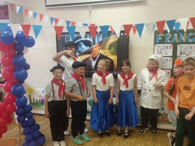 Zdjęcie przedstawia uczniów przebranych w stroje charakterystyczne dla krajów europejskich