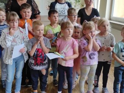 Laureaci konkursów czytelniczych z przedszkola i szkoły podstawowej w Zespole Szkół im. Mikołaja Kopernika w Ostrowcu.