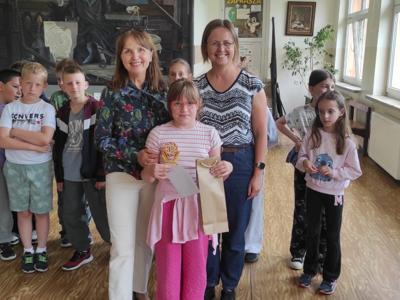  Laureaci konkursów czytelniczych z przedszkola i szkoły podstawowej w Zespole Szkół im. Mikołaja Kopernika w Ostrowcu. 