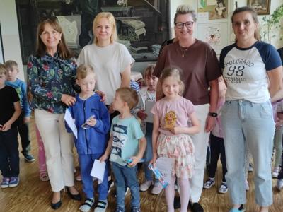  Laureaci konkursów czytelniczych z przedszkola i szkoły podstawowej w Zespole Szkół im. Mikołaja Kopernika w Ostrowcu. 