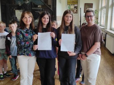  Laureaci konkursów czytelniczych z przedszkola i szkoły podstawowej w Zespole Szkół im. Mikołaja Kopernika w Ostrowcu. 