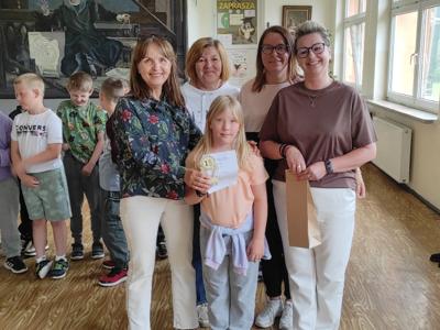  Laureaci konkursów czytelniczych z przedszkola i szkoły podstawowej w Zespole Szkół im. Mikołaja Kopernika w Ostrowcu. 