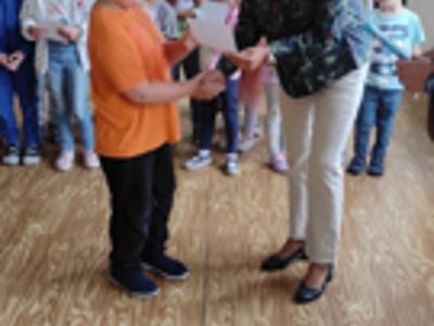  Laureaci konkursów czytelniczych z przedszkola i szkoły podstawowej w Zespole Szkół im. Mikołaja Kopernika w Ostrowcu. 