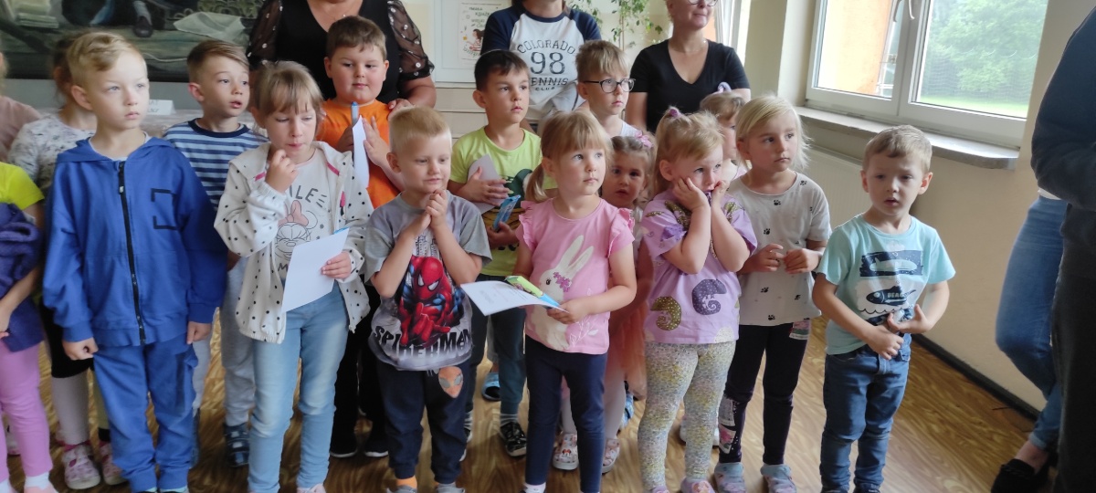  Laureaci konkursów czytelniczych z przedszkola i szkoły podstawowej w Zespole Szkół im. Mikołaja Kopernika w Ostrowcu. 