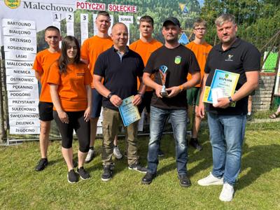 Zwycięska drużyna z Pękanina wraz z sołtysem i radnym