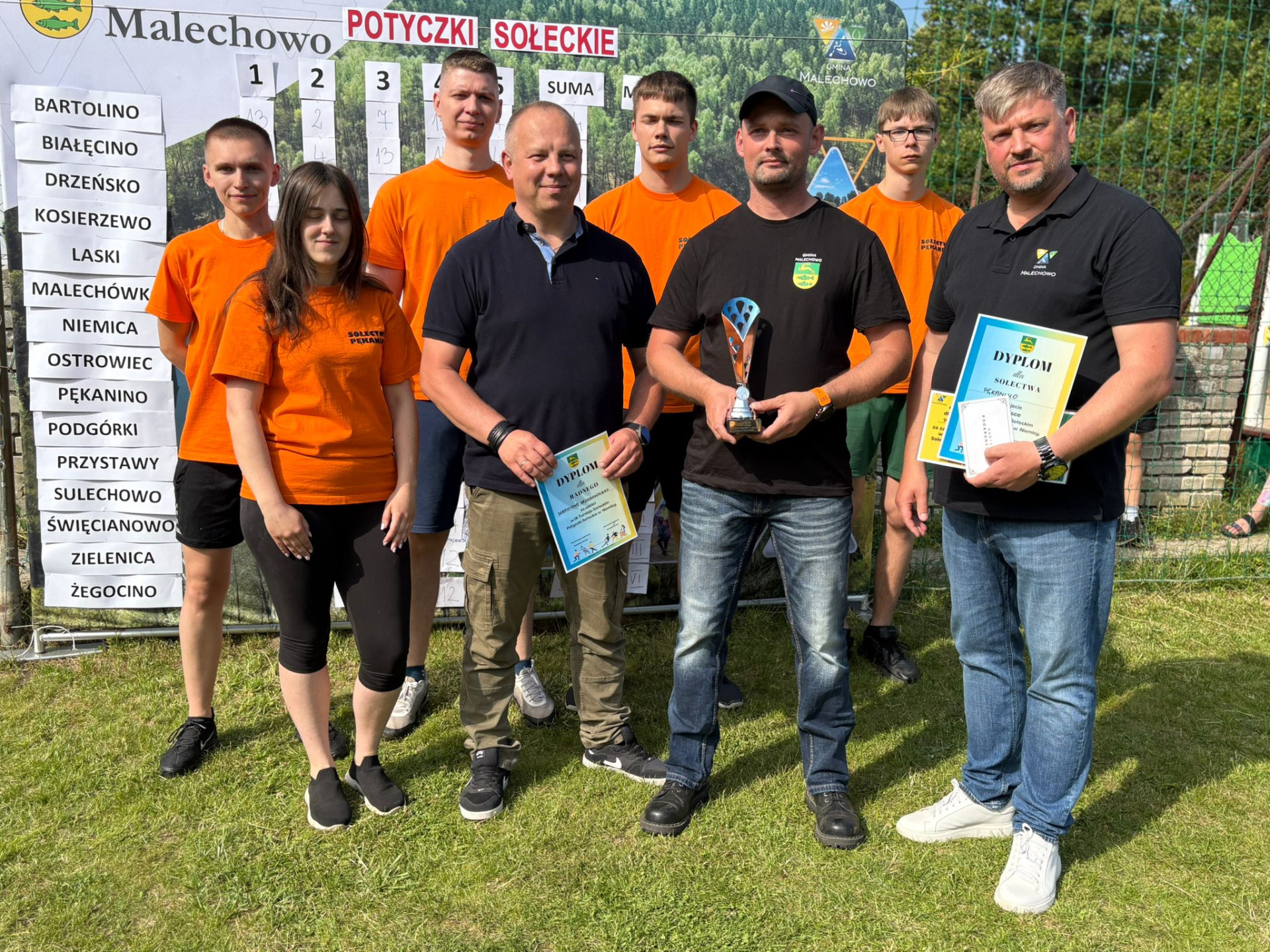 Zwycięska drużyna z Pękanina wraz z sołtysem i radnym
