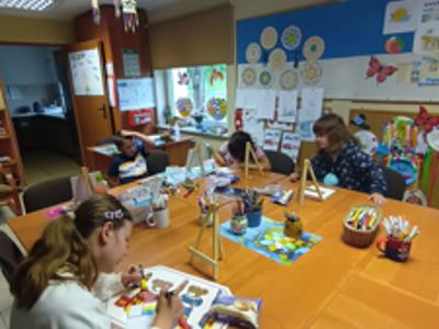 Zdjęcie przedstawia dzieci podczas wakacyjnych zajęć w PWD