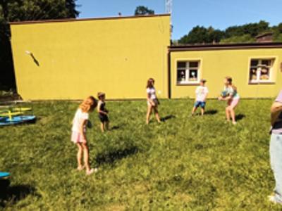 Zdjęcie przedstawia dzieci podczas wakacyjnych zajęć w PWD 