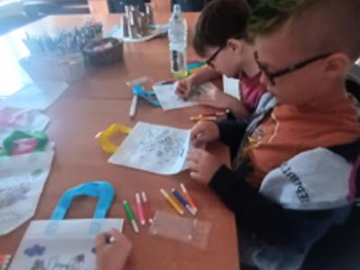Zdjęcie przedstawia dzieci podczas wakacyjnych zajęć w PWD 