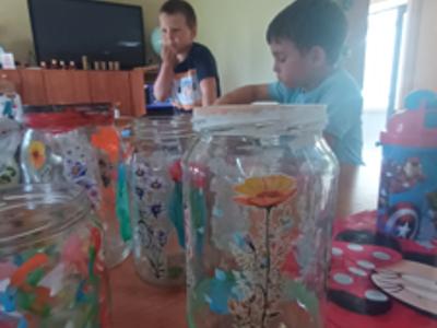 Zdjęcie przedstawia dzieci podczas wakacyjnych zajęć w PWD 
