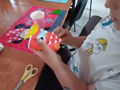 Zdjęcie przedstawia dzieci podczas wakacyjnych zajęć w PWD 