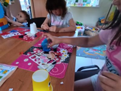 Zdjęcie przedstawia dzieci podczas wakacyjnych zajęć w PWD 