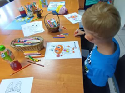 Zdjęcie przedstawia dzieci podczas wakacyjnych zajęć w PWD 
