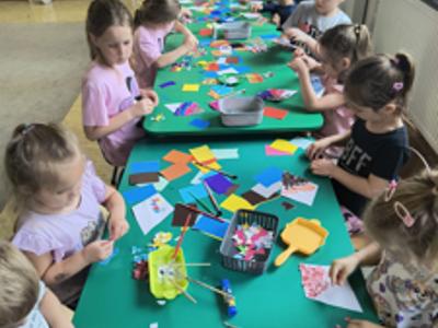 Wykonywanie prac manualnych przez przedszkolaków