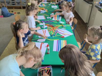 Wykonywanie prac manualnych przez przedszkolaków