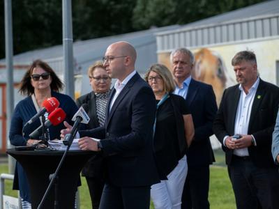 Podpisanie umowy dotacji na projekt „Bezdomne, ale NIE same – Program Pomocy Zwierzętom w Gminie Malechowo” - foto: https://www.facebook.com/kowalik.wicemarszalek