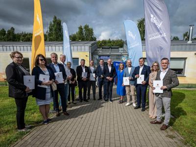 Podpisanie umowy dotacji na projekt „Bezdomne, ale NIE same – Program Pomocy Zwierzętom w Gminie Malechowo” - foto: https://www.facebook.com/kowalik.wicemarszalek