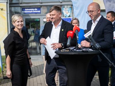 Podpisanie umowy dotacji na projekt „Bezdomne, ale NIE same – Program Pomocy Zwierzętom w Gminie Malechowo” - foto: https://www.facebook.com/kowalik.wicemarszalek